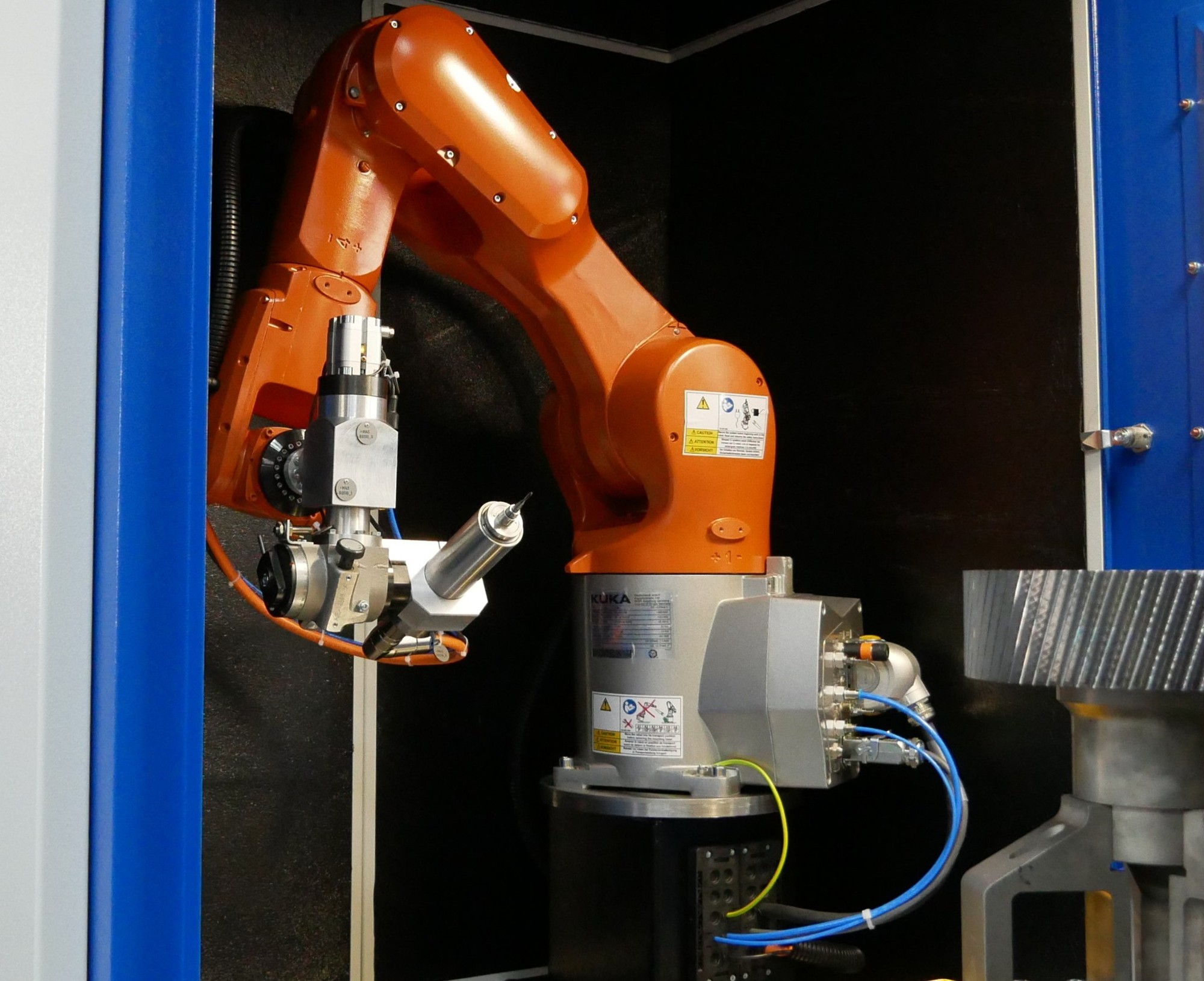 Roboter mit Bearbeitungsbaugruppe
